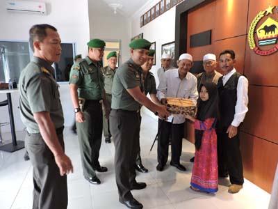 Dandim Inhil Serahkan Bantuan Sembako di Panti Asuhan Puri Kasih